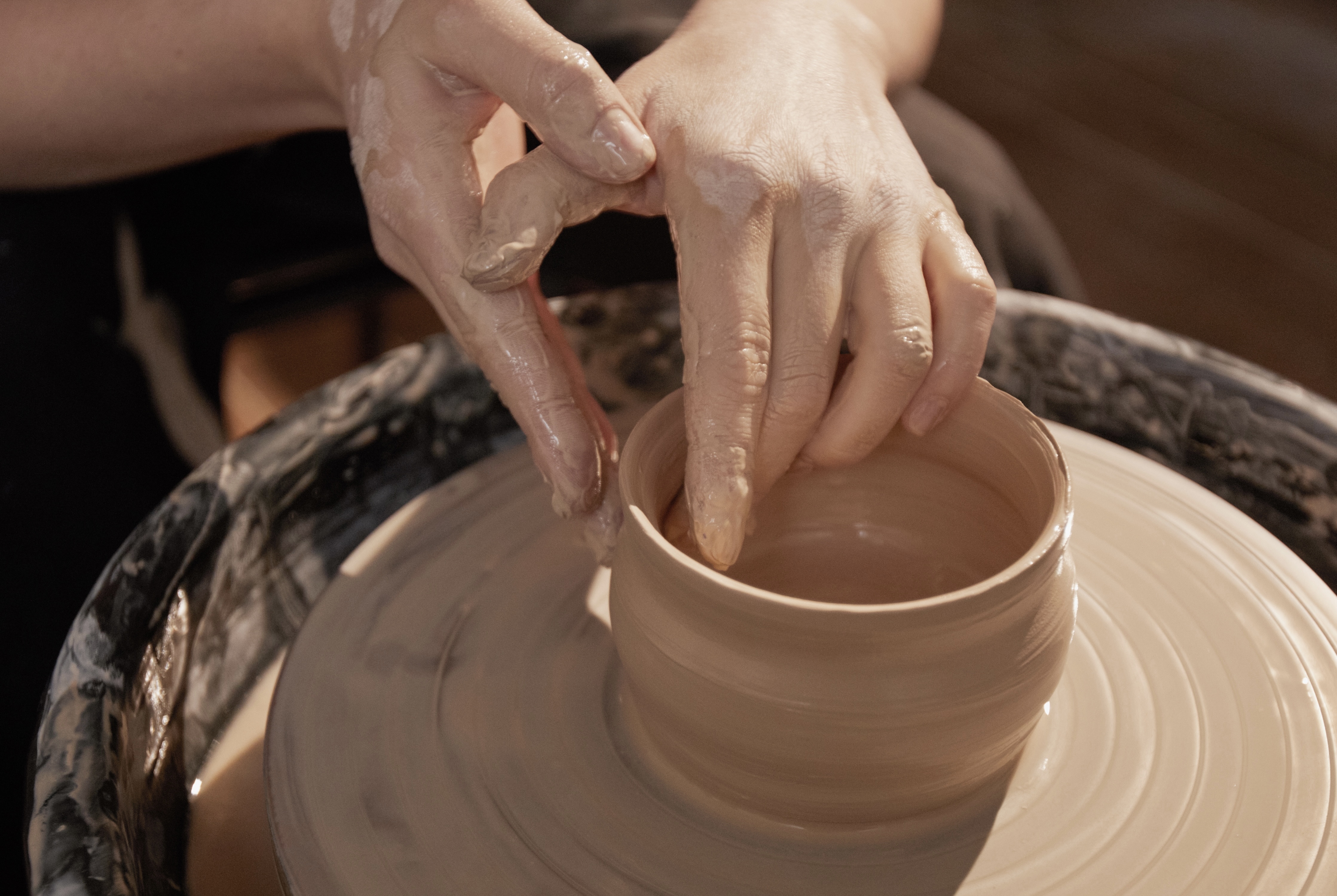 Занятие за гончарным кругом 14+ фото 1